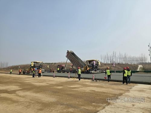 京哈高速九門(mén)口復(fù)線河北段項(xiàng)目邁入路面施工新階段